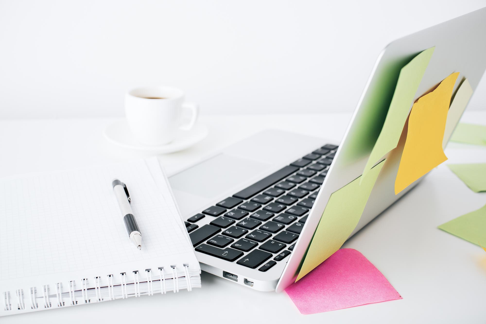 ruhiges Büro, Ordner und Laptop auf einem Schreibtisch