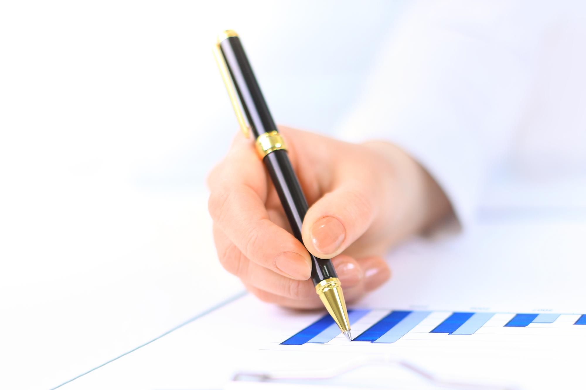 Nahaufnahme Hände, Stift, Finanzplan